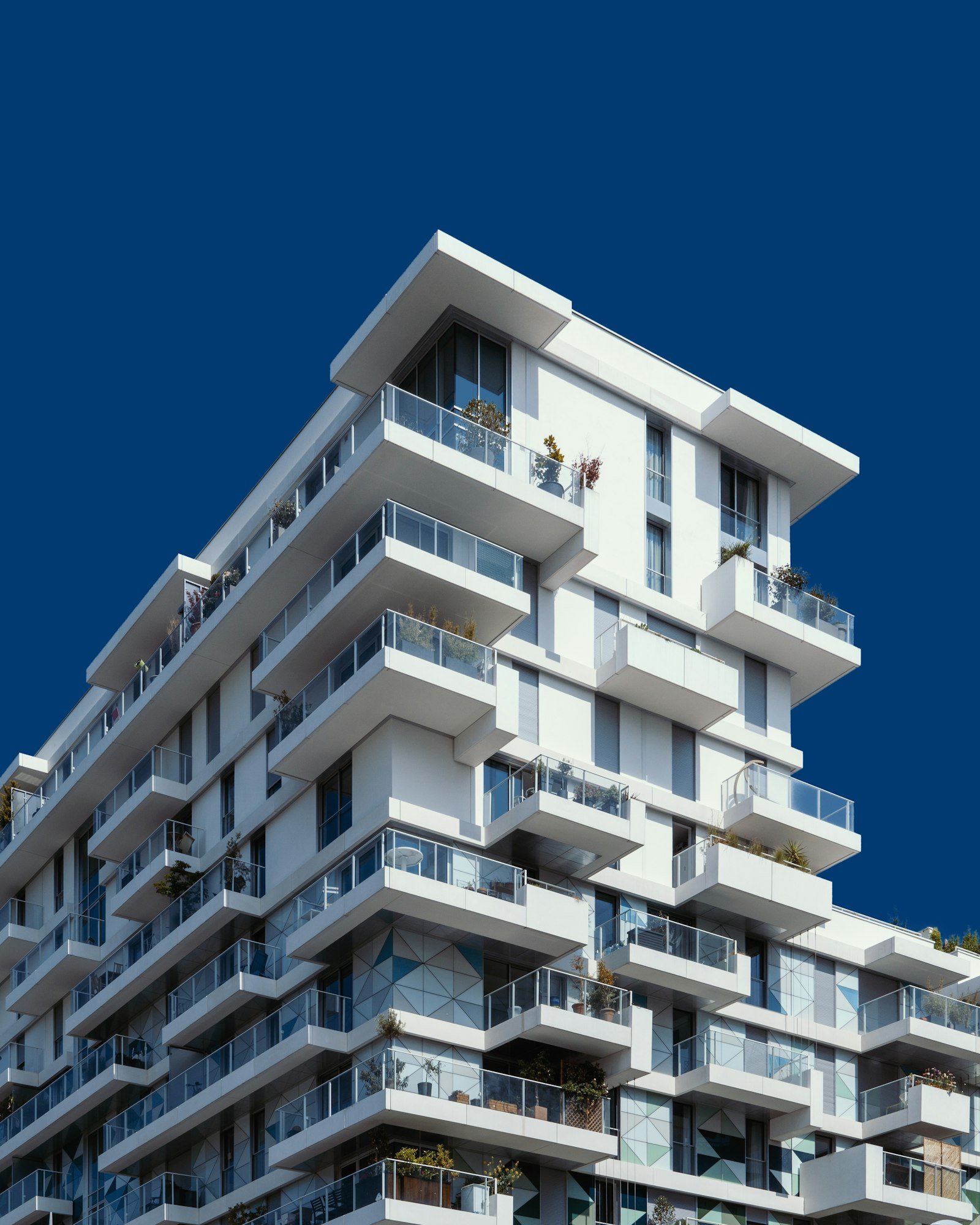 Immeuble blanc contemporain avec balcons