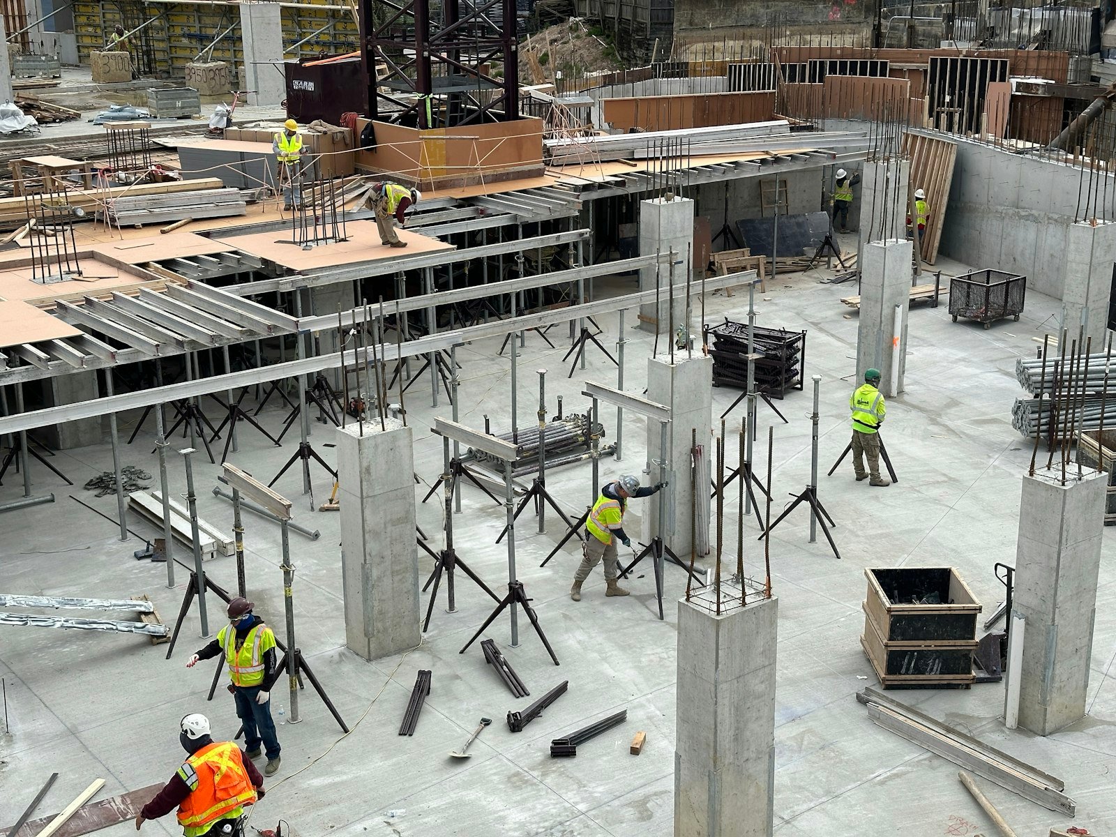 Chantier de gros œuvre : poteaux en béton armé et étais