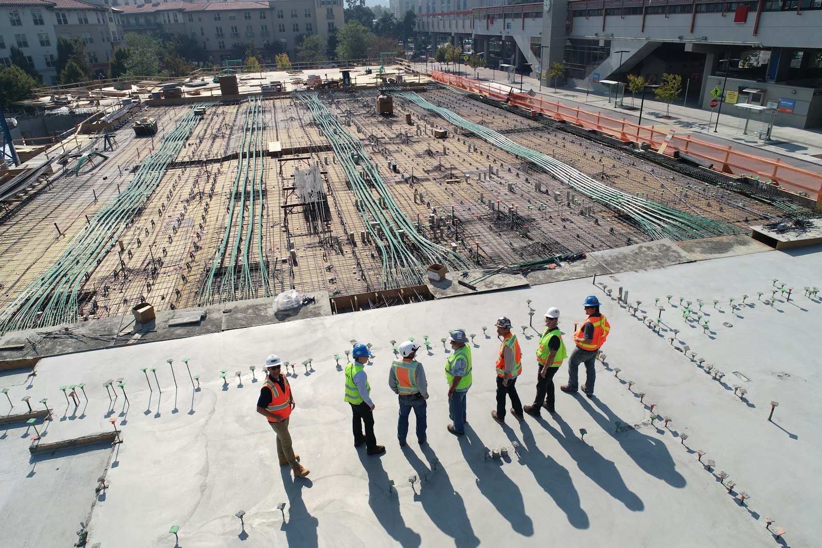 Équipe de chantier en casques et gilets sur une dalle