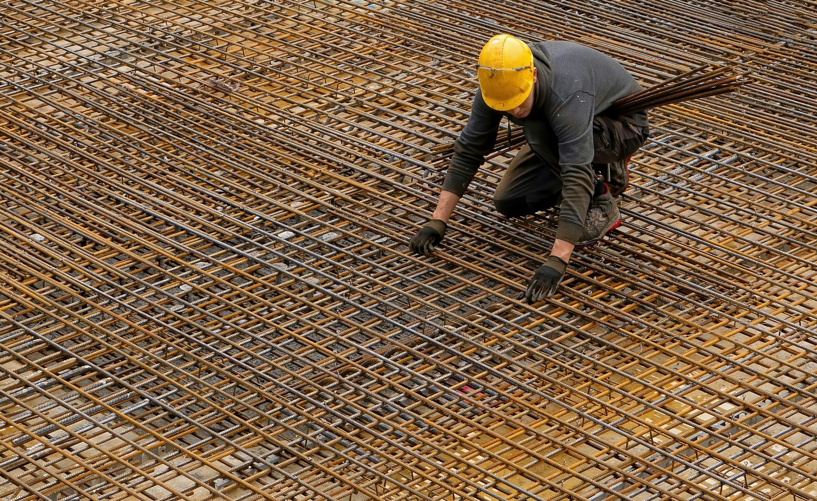 Ouvrier posant le ferraillage d’une dalle
