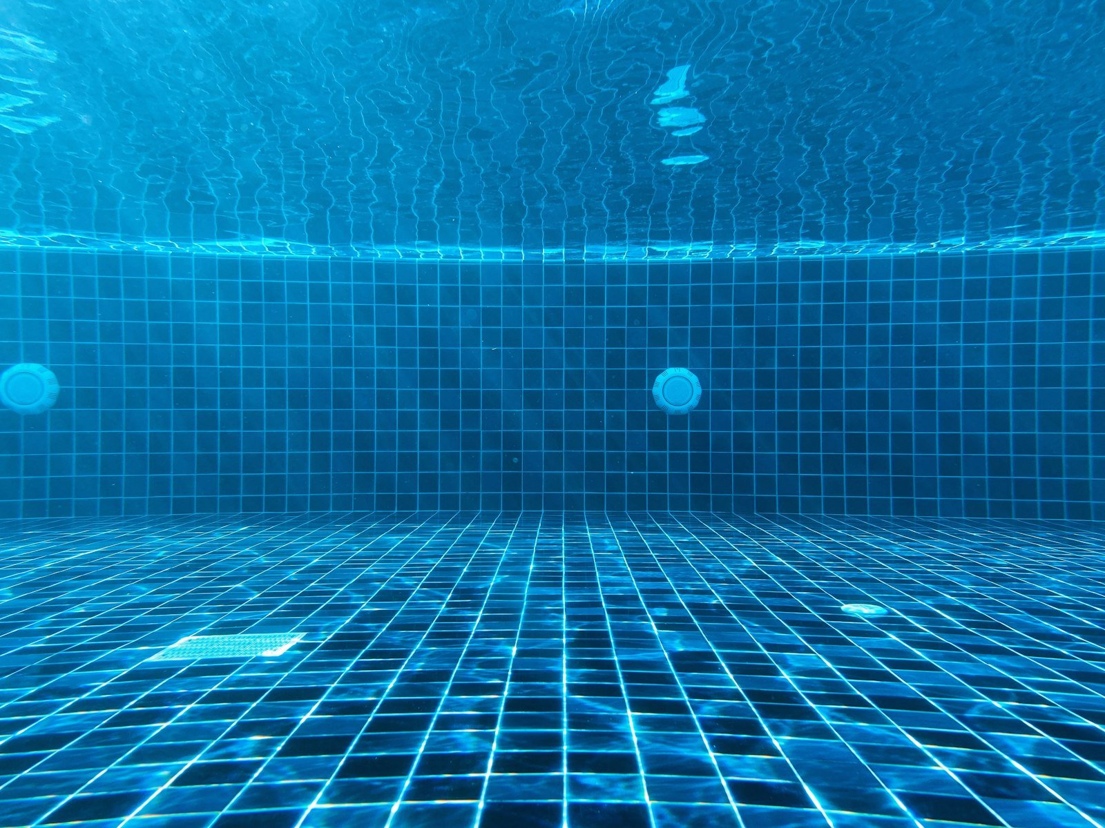 Fond de piscine carrelé