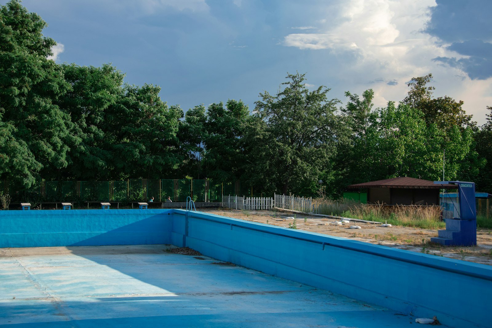 Piscine vide avant rénovation