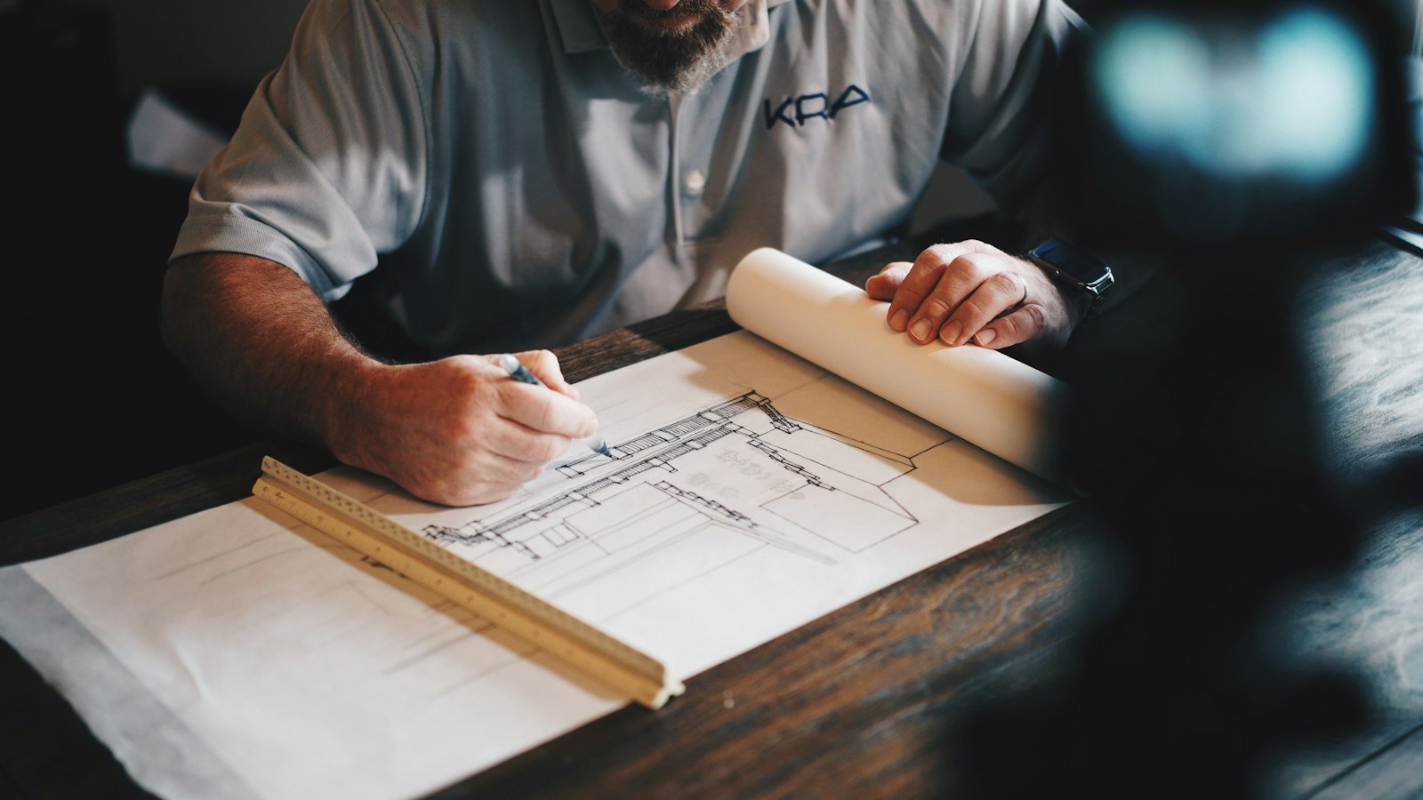 Plans de construction étudiés sur une table