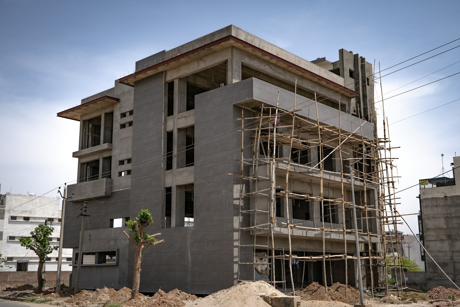 Immeuble de quatre étages en béton armé, en cours de construction
