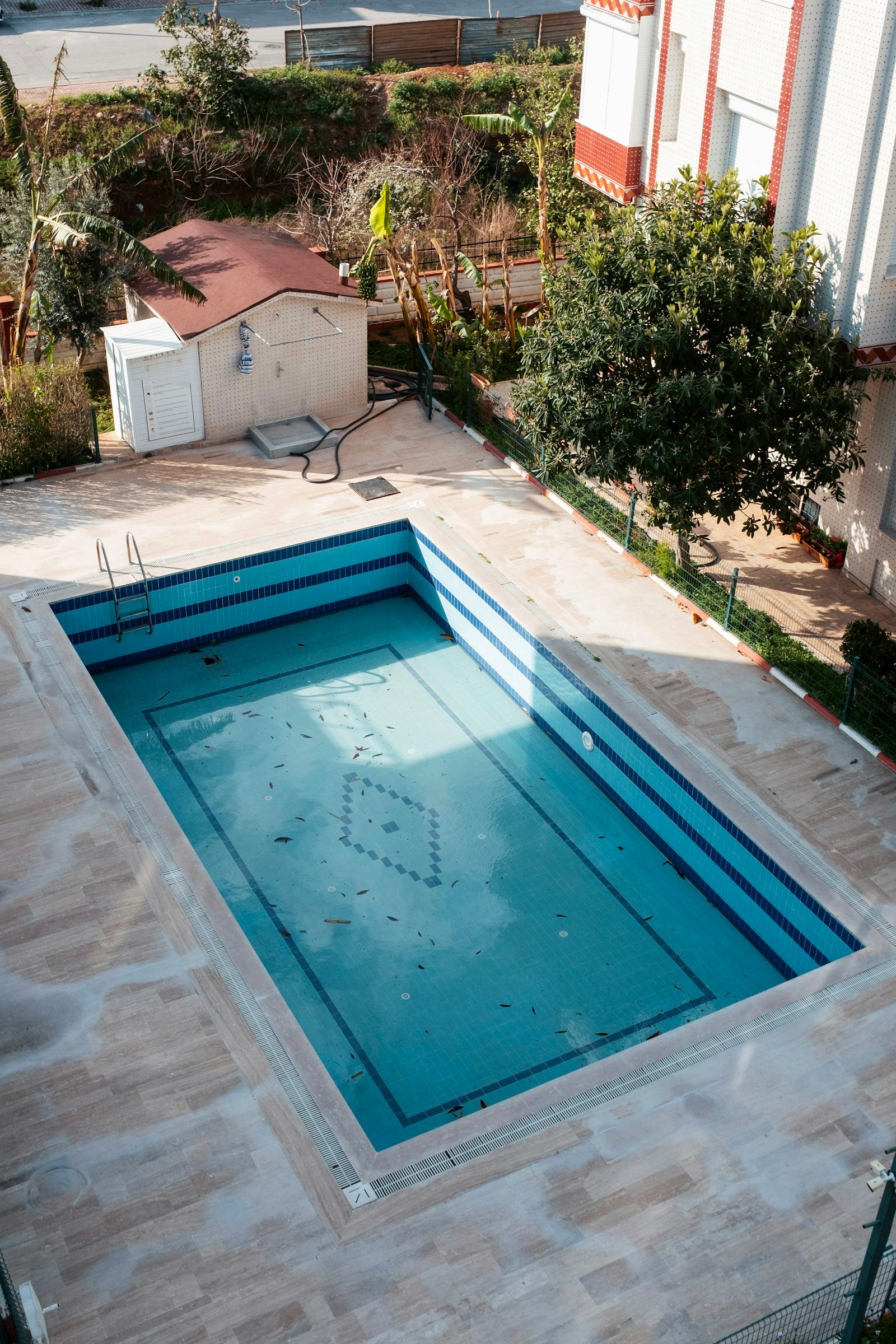 Piscine enterrée rectangulaire avec escalier d’angle