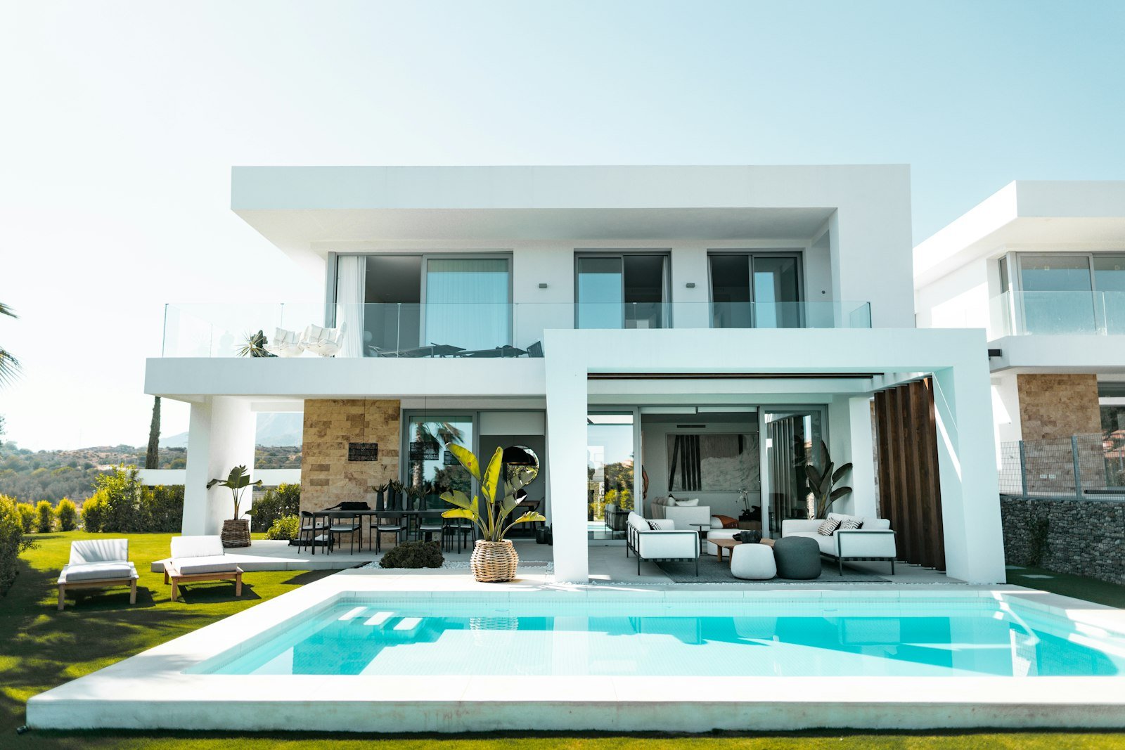 Villa blanche à toit plat avec piscine et salon extérieur