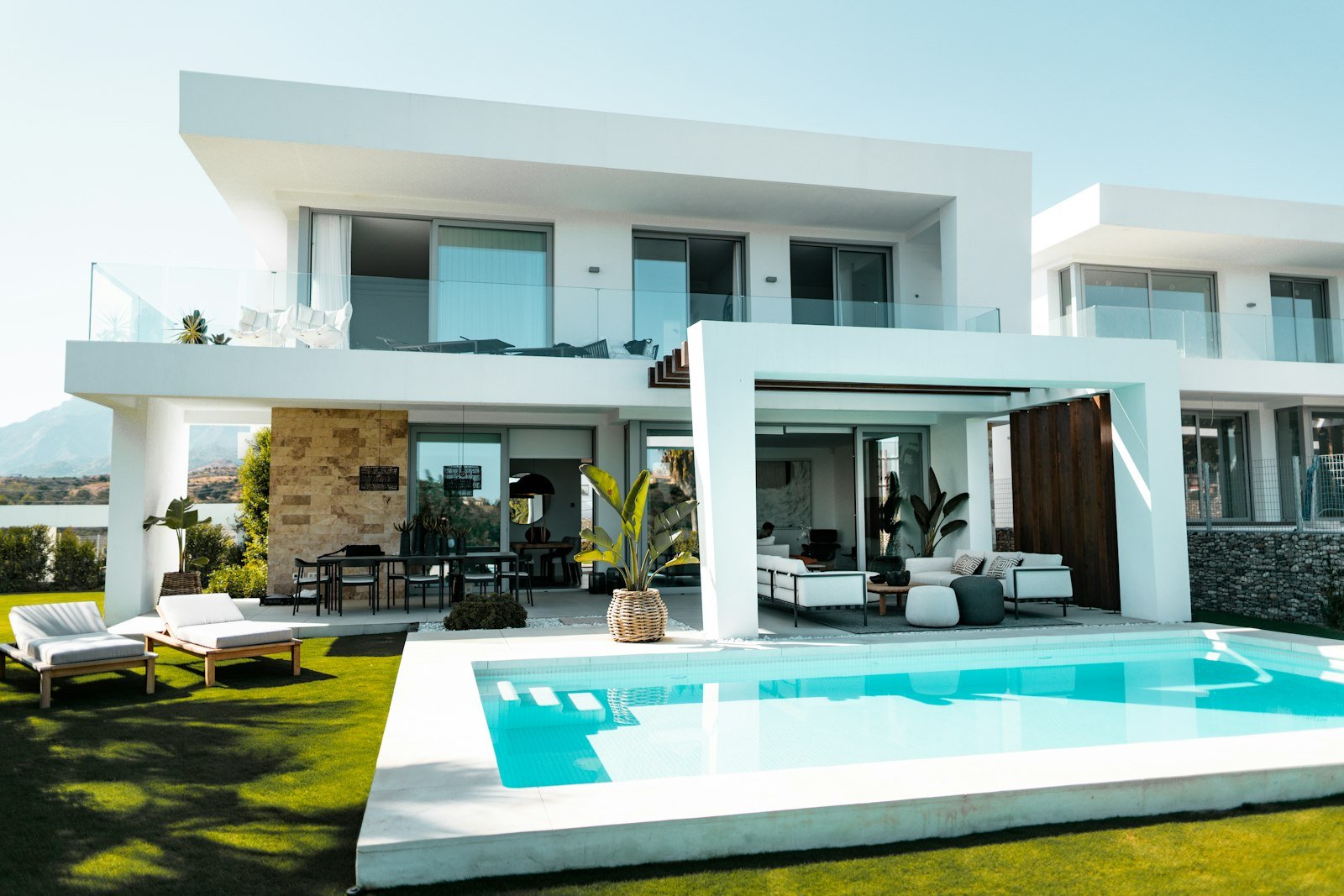 Villa blanche contemporaine avec piscine et jardin