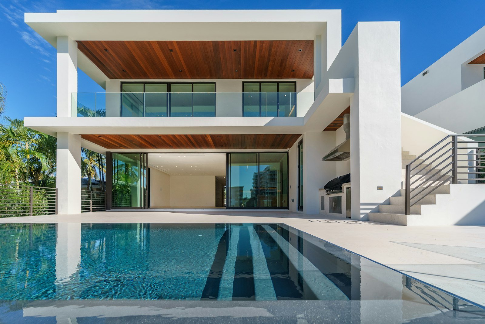 Villa contemporaine sur deux niveaux avec terrasse couverte
